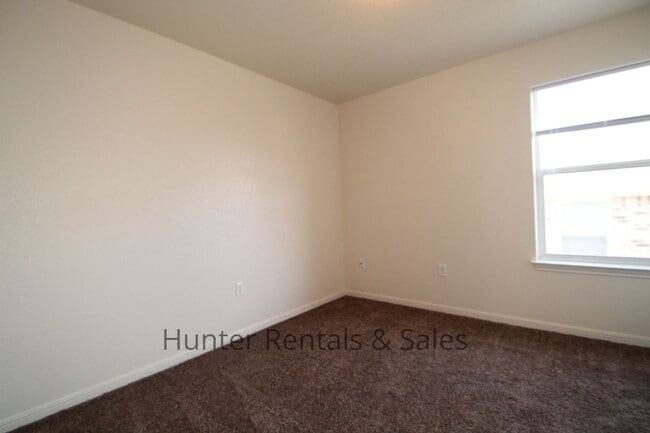 Building Photo - Cove Three-Bedroom!