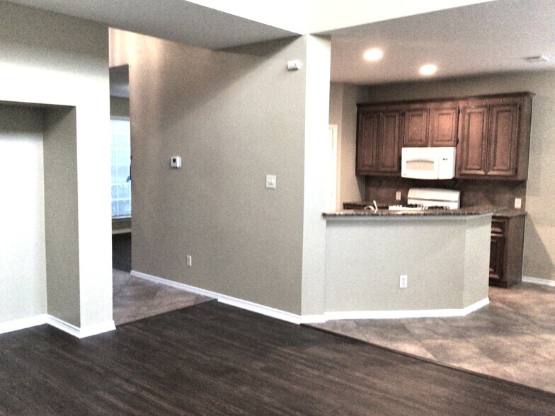 Building Photo - 2718 Lakecrest Way Dr