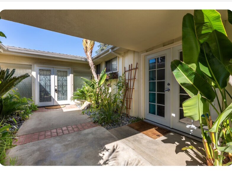 Main entrance - 15707 Varden St