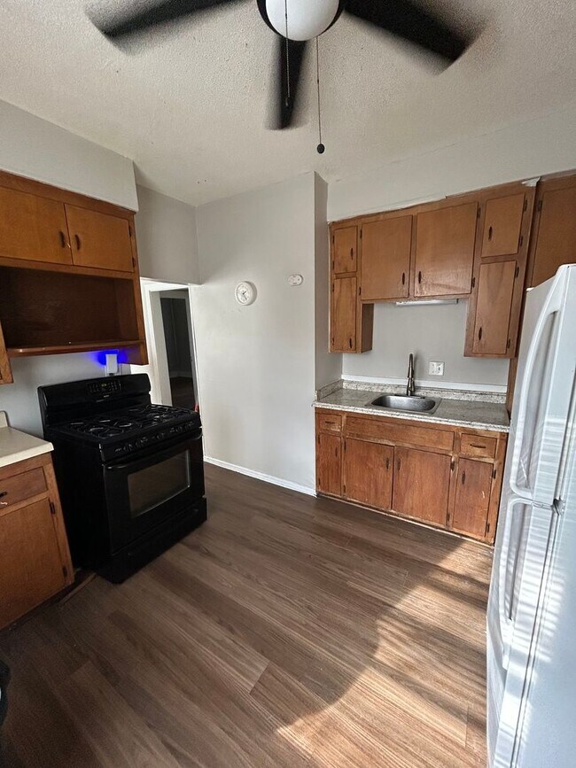 Building Photo - 201 N 16 St