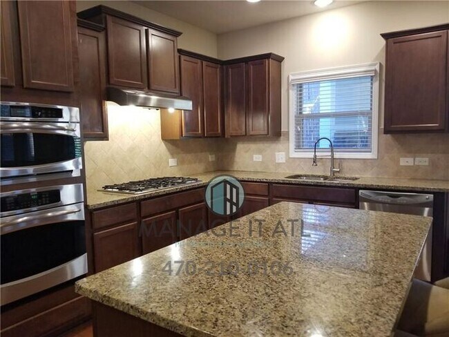 Building Photo - Beautiful 5BR/4BA Home in Just 5 Min from MALL OF GA
