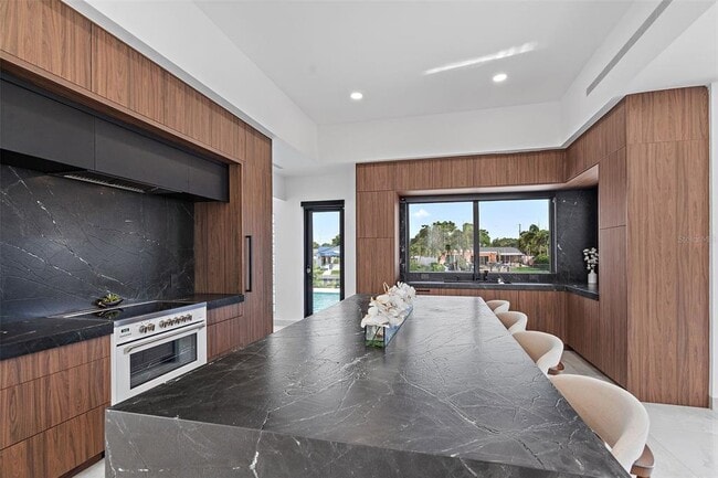 Building Photo - 585 Dolphin Ave SE