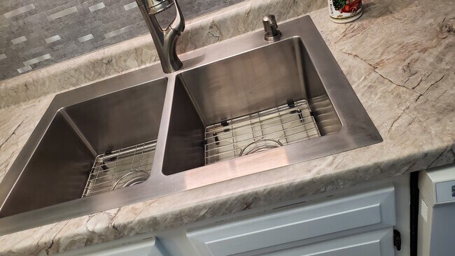 Building Photo - 1675 Cedarwood Dr