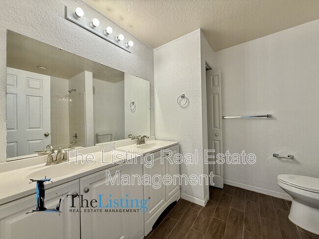 Building Photo - 18001 Richmond Pl Dr