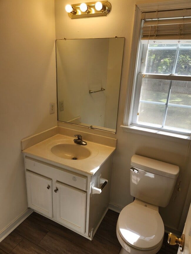 Building Photo - Chesterfield 4 bedroom 3 Full Bath Home-Be...