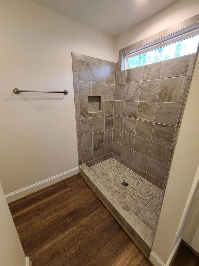 Building Photo - Sign a 12-month lease now and receive the ...