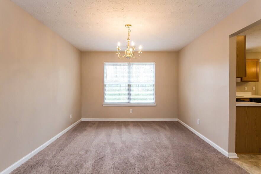 Building Photo - 400 Crested View Dr