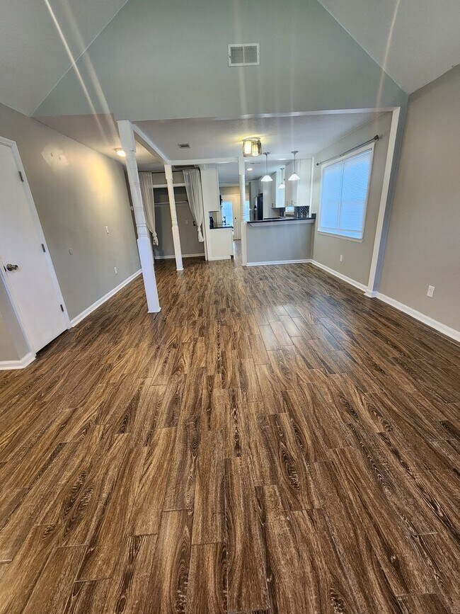 Building Photo - 803 Madison Dr