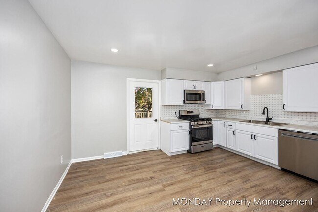 Building Photo - 945-947 Lancashire Ct SE