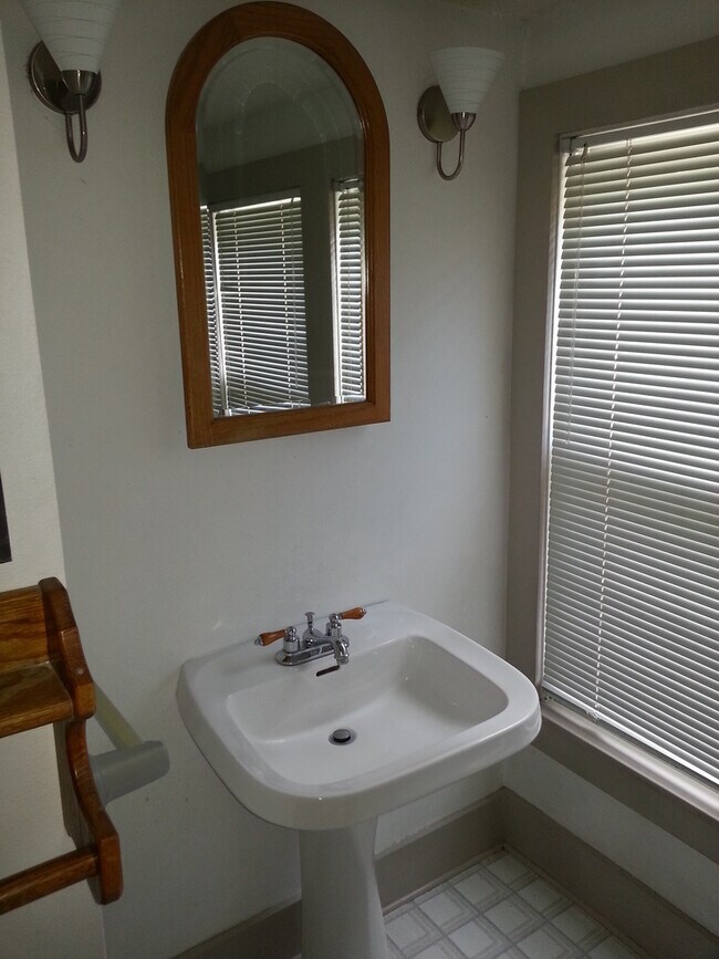 Building Photo - 2 bedroom house on large corner lot in Man...