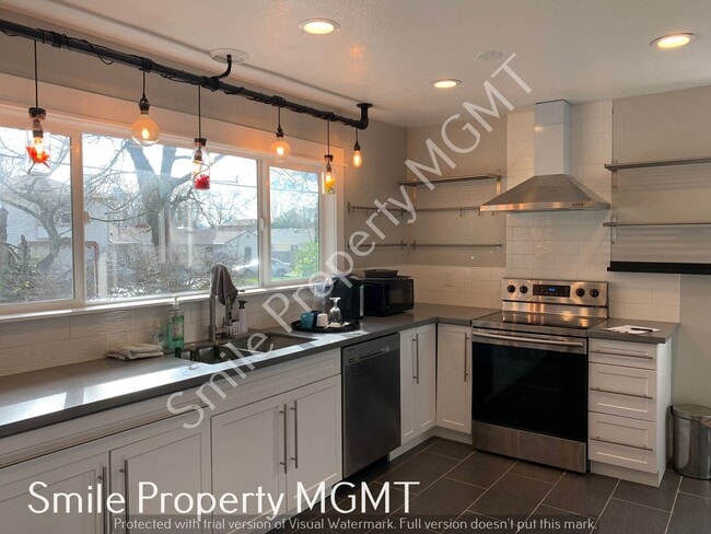 Building Photo - Spacious 4 bedrooms Home in SE Portland