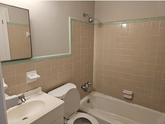 Building Photo - Newly renovated 2 bedroom, 1 bath duplex i...