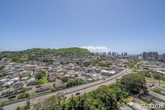 Building Photo - Convenient Honolulu Living – 1 Bedroom with Stunning Views!