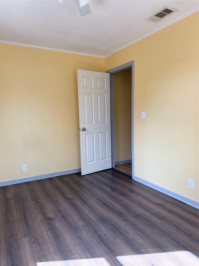 Building Photo - 212 S Main St