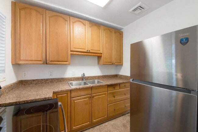 Building Photo - 2219 W Pineridge Ct