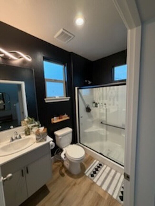 Building Photo - Beautiful home for rent in gated community in Visalia!