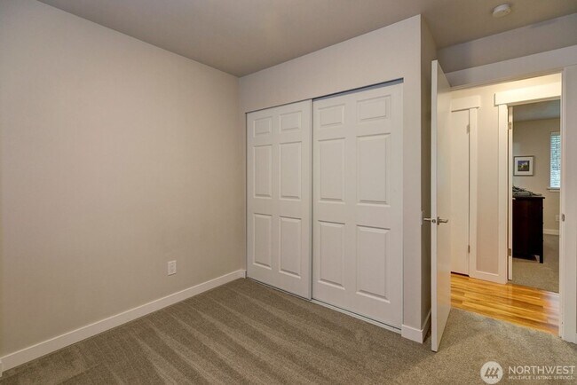 Building Photo - Stunning 4BR/2.5BA Home in Lake Forest Park ?