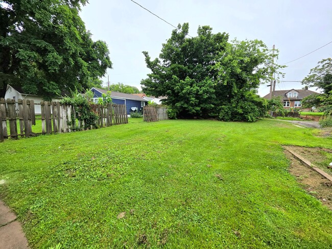 Building Photo - Charming 3 Bedroom / 1 Bath House with Ori...
