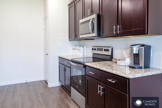 Building Photo - 2135 Long Is Dr