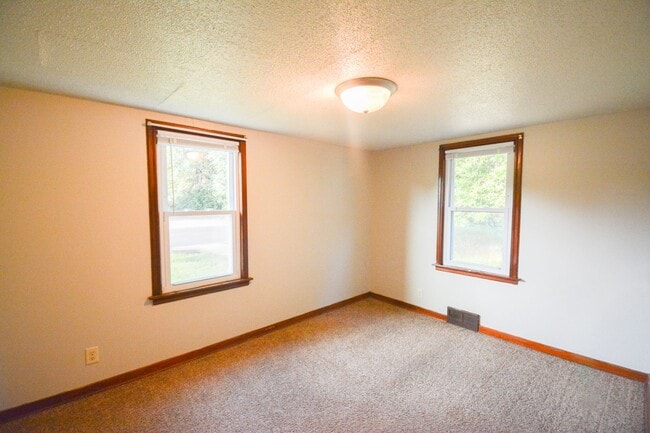 Building Photo - Cute 2br Home with Large Private Yard For ...