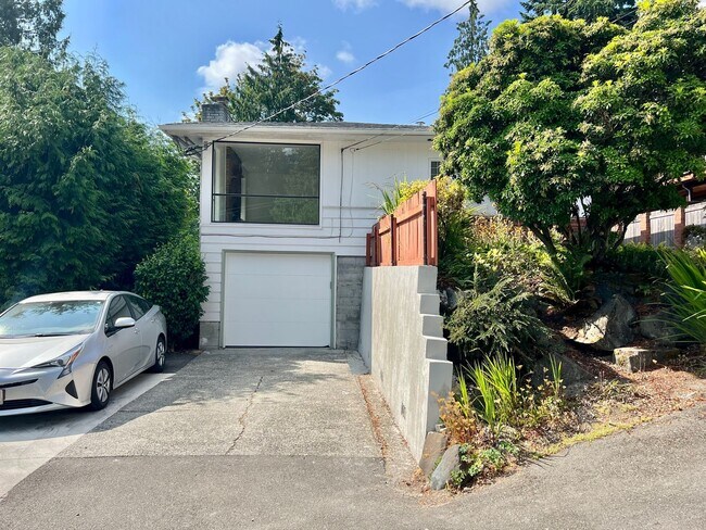 Building Photo - Maple Leaf Home