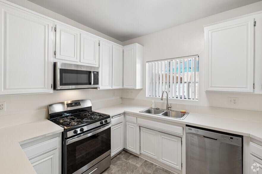 2BR, 2BA - 1,150SF - Kitchen - Dicken's Court Apartments