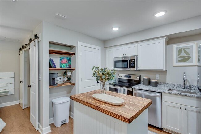 Building Photo - 710 Jesse Jewell Pkwy SE