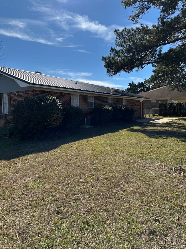 Building Photo - 2211 Shannondoah Dr