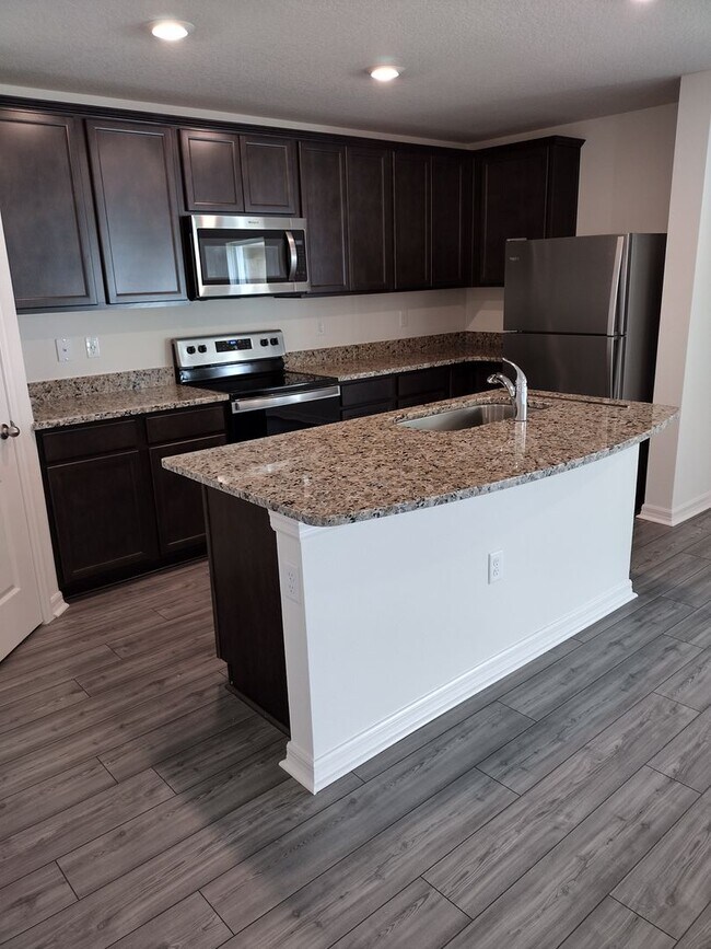 Building Photo - Beautiful 4 bedroom 2.5 Bathroom House For...
