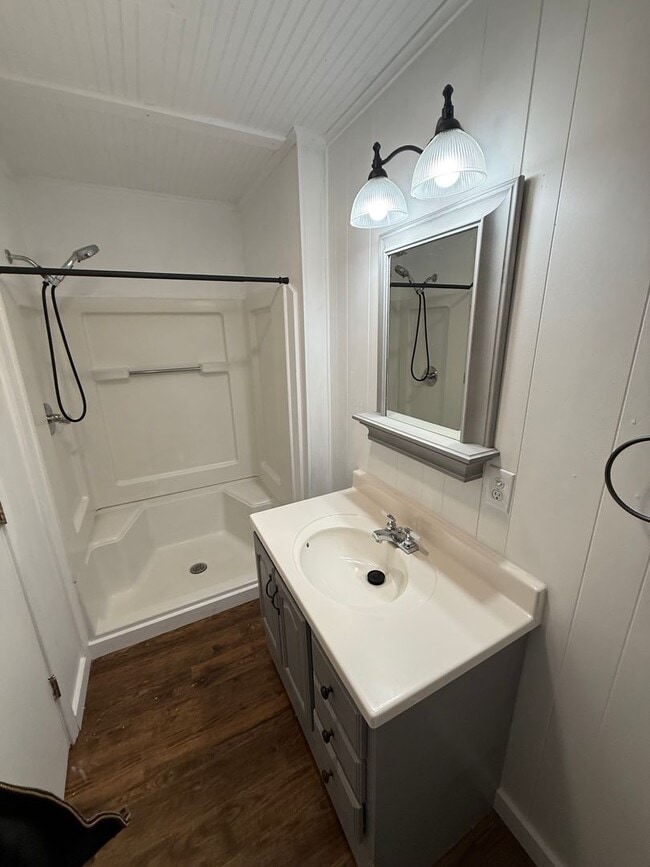 Building Photo - 3 Bed/2 Bath House with LARGE Front and Back Yard