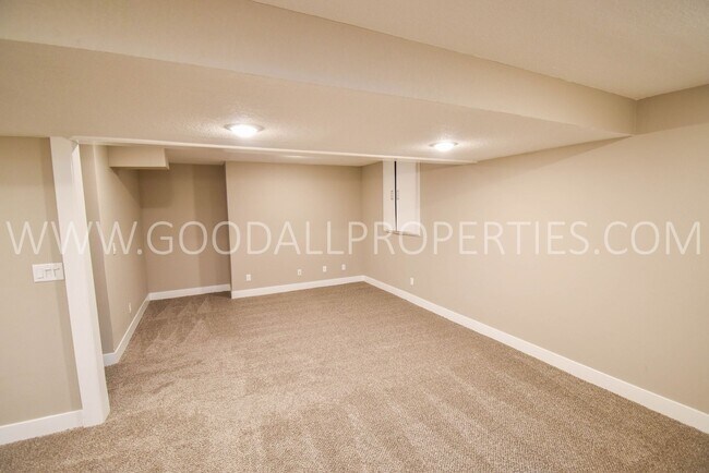 Building Photo - 3 BDRM 2.5 Bath finished basement fenced backyard in Ankeny