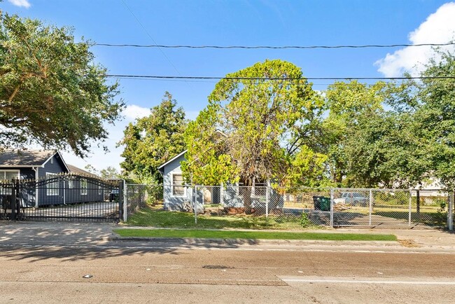 Building Photo - 1037 E Crosstimbers St