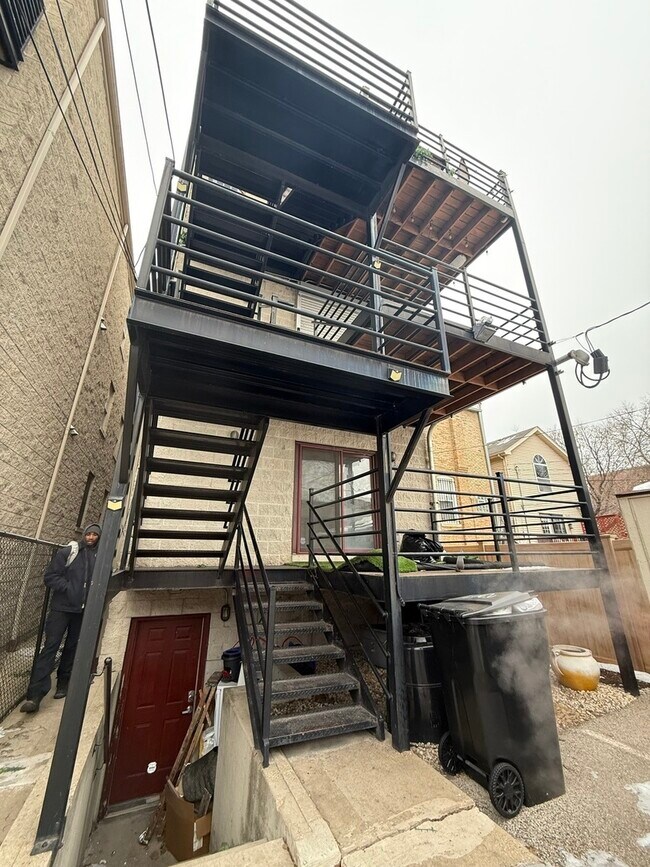 Building Photo - 2207 W Warren Blvd