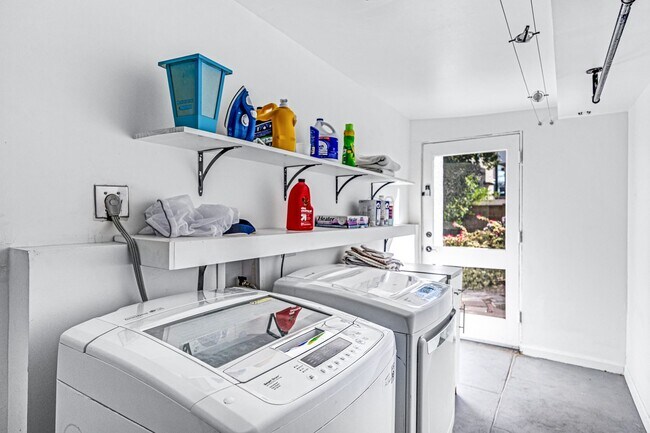 Building Photo - Now Leasing & Ready for immediate move in! HUGE POOL – Fully Updated Scottsdale Home!