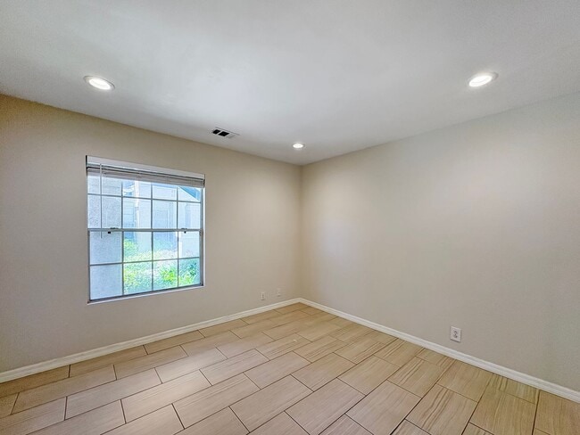 Building Photo - Beautifully updated 2 bed/2bath in the Sum...