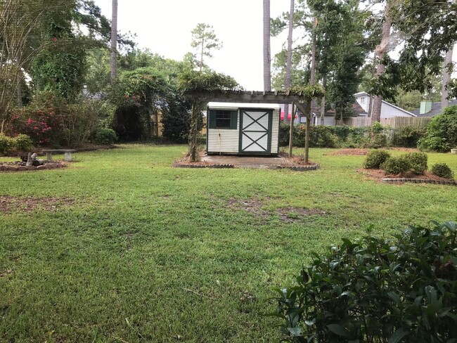 Building Photo - 3 Bed w/ Bonus Room Off of Piney Green