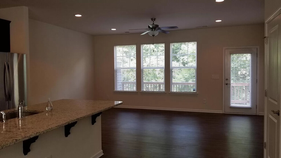 Building Photo - Room in Townhome on Sharonbrook Dr