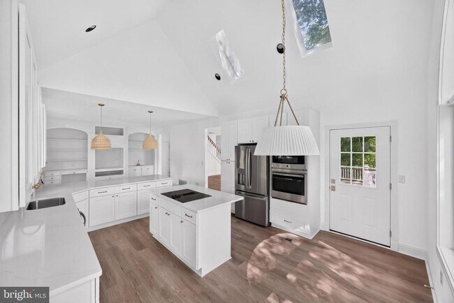Building Photo - 221 Spring Race Ct