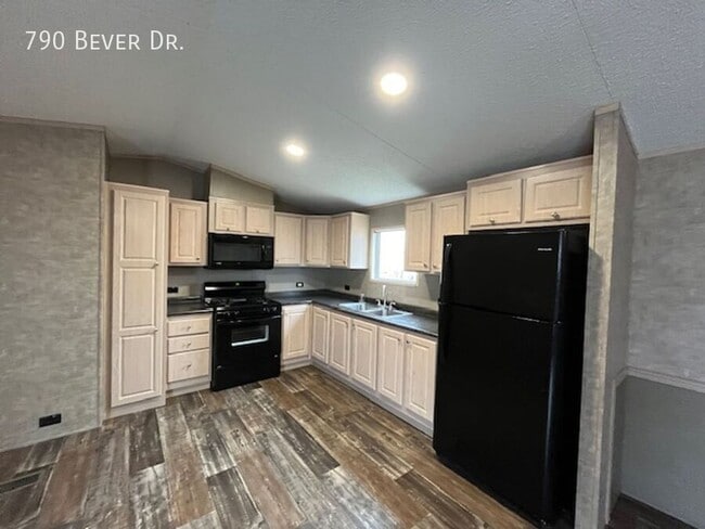 Building Photo - 790 N Bever Dr