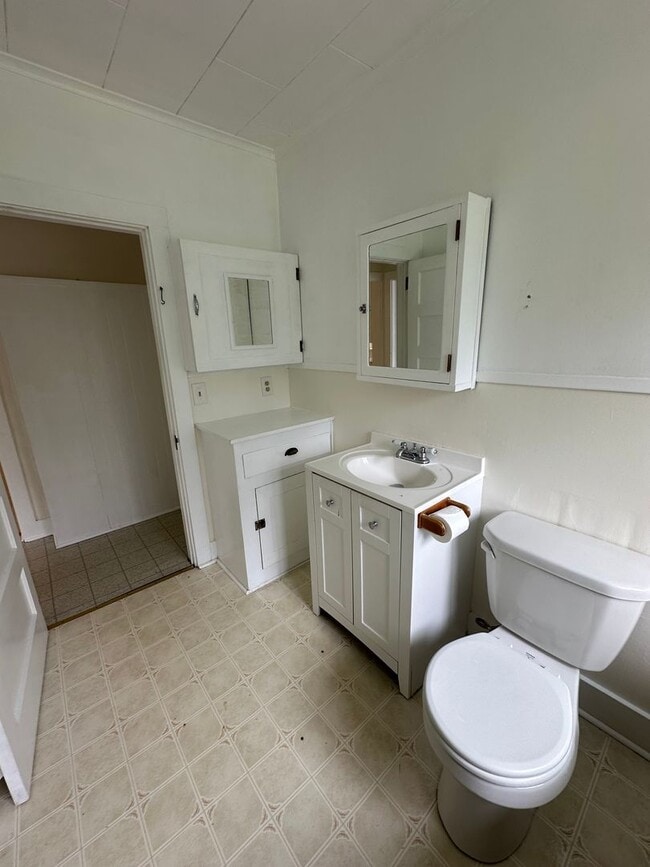 Building Photo - Quiet 2 Bedroom, 1 Bath Home - APPLICATION...