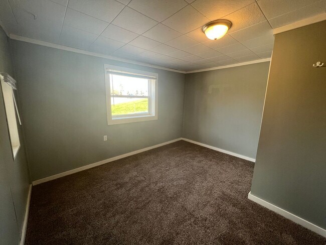 Building Photo - AVAILABLE JUNE - 3 Bed 1 Bath w/ Great View