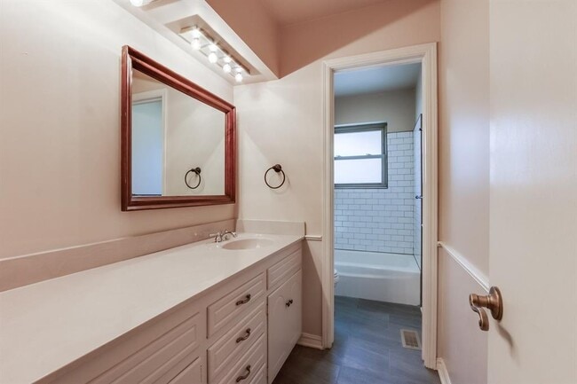 Building Photo - 11208 Surrey Hills Blvd