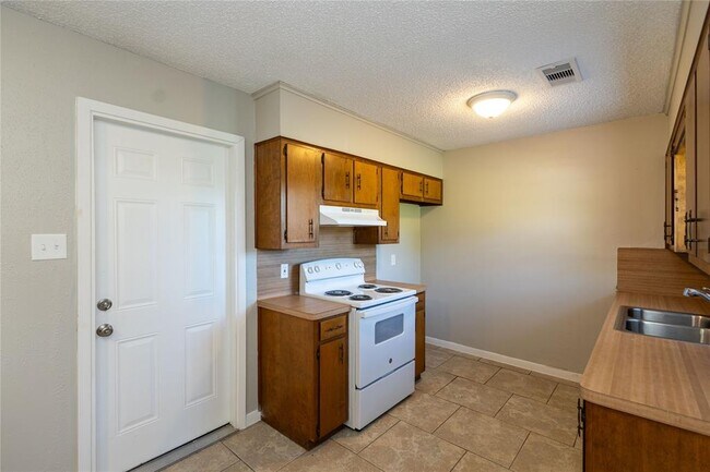 Building Photo - 4620 Glen Oaks Cir