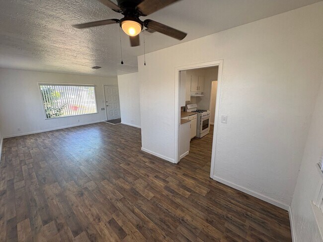 Building Photo - Cozy Home On Spacious Corner Lot Available Now in Dinuba CA!