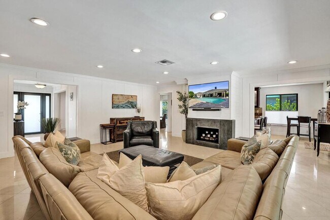 Building Photo - Boca Raton Beautifully Updated 4 Bedroom Pool Home