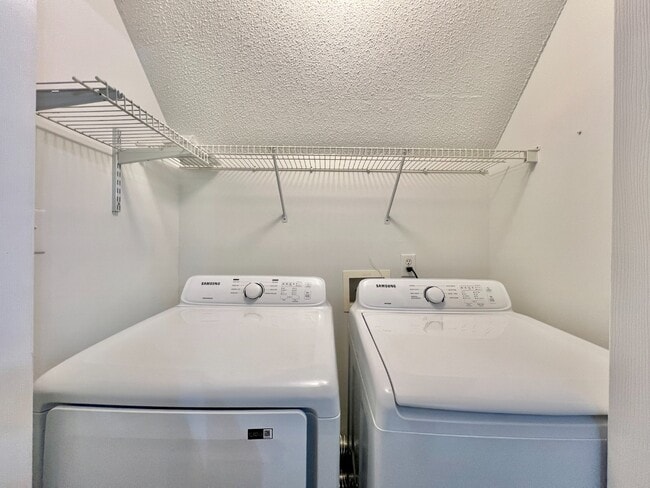 Building Photo - UPDATED, 4 Bedrooms!