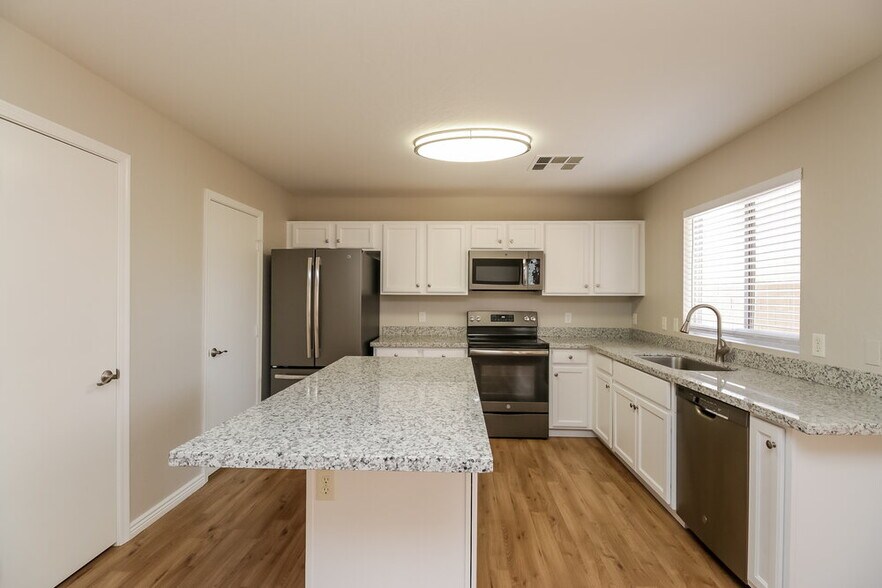 Building Photo - 668 E Colt Ct