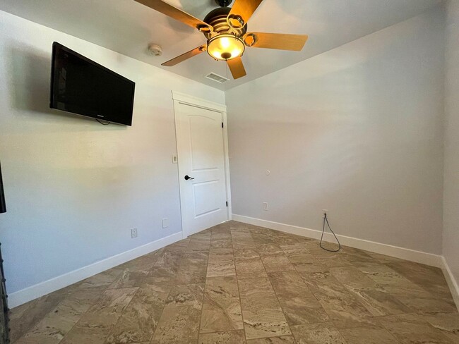 Building Photo - Beautifully Updated 3 Bedroom 2 Bathroom H...