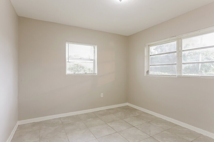Building Photo - 601 E Evanston Cir