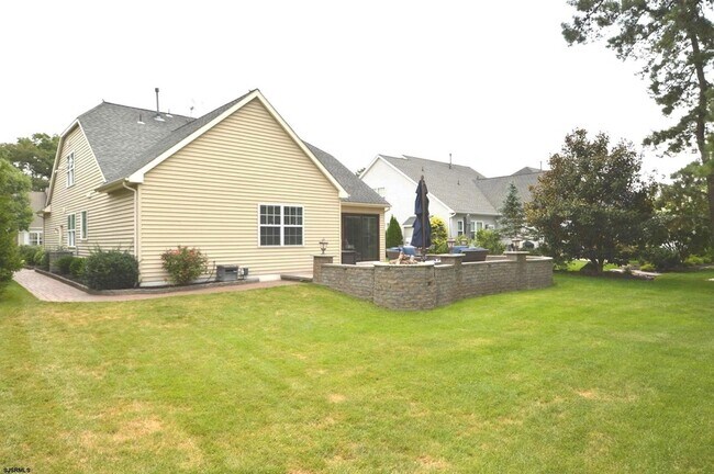 Building Photo - 498 Country Club Dr